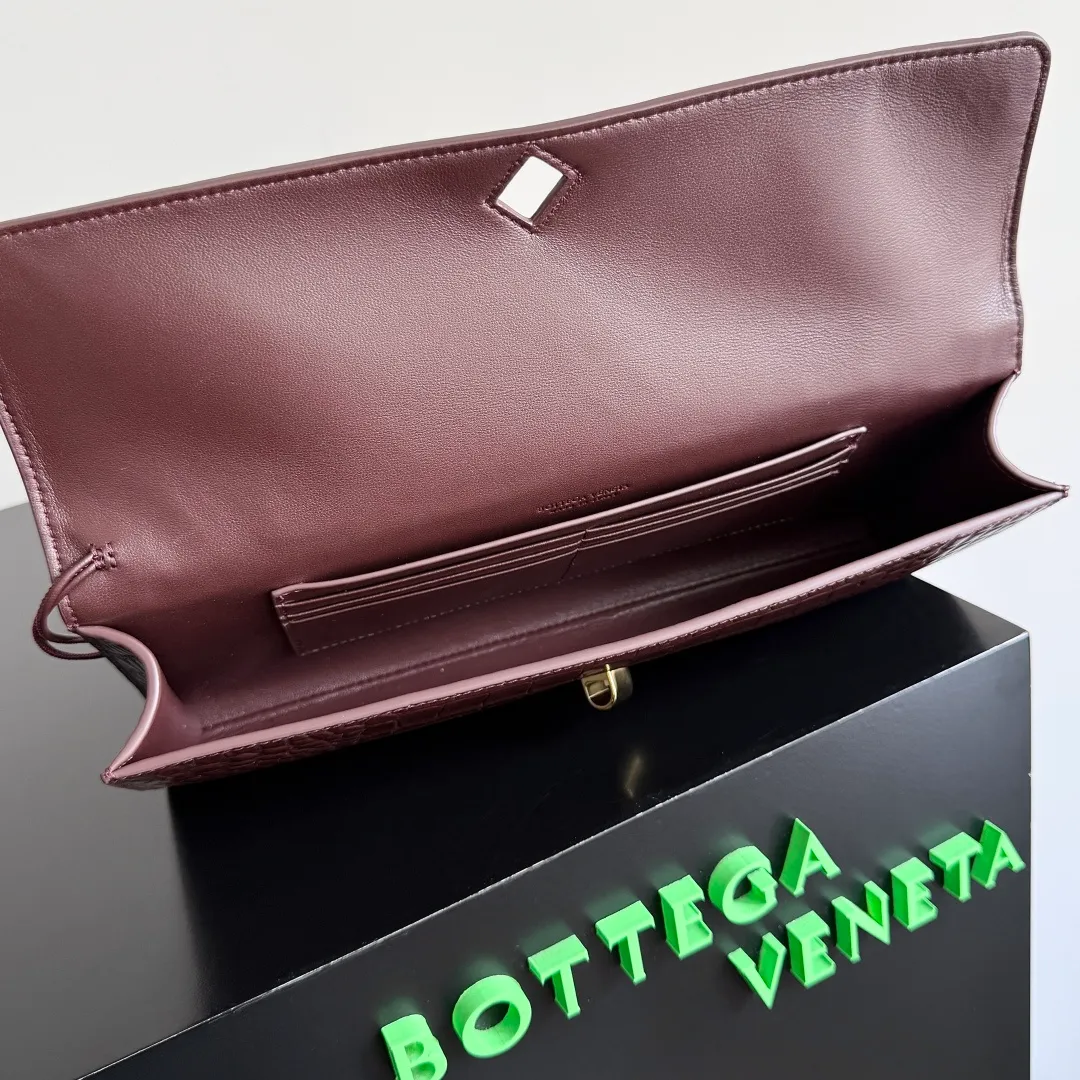 The batch of 1420 BV Andiamo evening handbags has been heavily planted again~ The designer aesthetics in the era of economic downturn are back. I fall in love with it at first sight and can't put it down. It's so beautiful and full of aura. The shape and texture are very competitive. It is light in weight and has sufficient capacity. It is a must-have for fashion people. It is suitable for many occasions, minimalist, high-end and light luxury. Style number: 741511 Size: 31*13*3cm